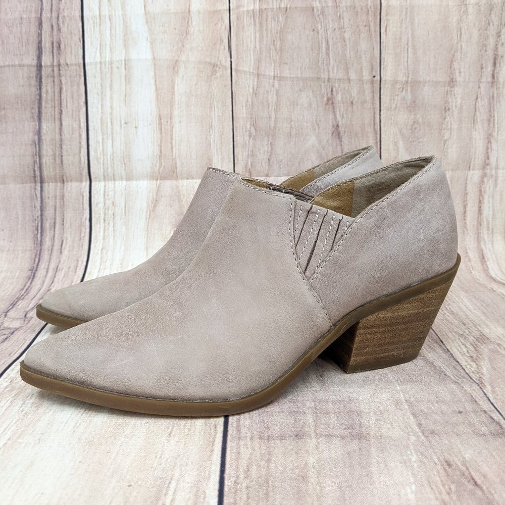 LUCKY BRAND Tabea Chelsea Bootie Pointed Toe Leather Shootie Tan Taupe 6…